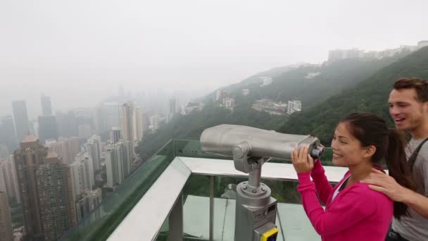 香港ビクトリア ピークの観光客のカップル — ストック動画