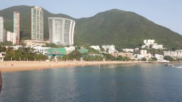 Mujer tomando fotos Repulse Bay beach — Vídeos de Stock