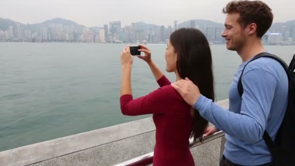 Parejas turísticas mirando el puerto de Victoria Hong Kong — Vídeos de Stock