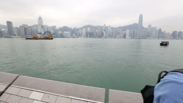 Toeristen koppel nemen foto in hong kong — Stockvideo