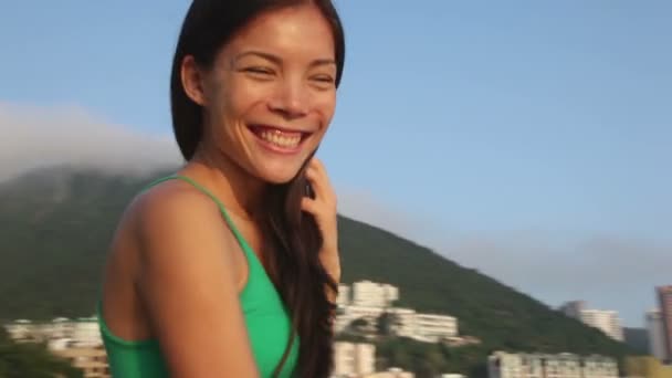 Meisje op het strand plezier bij repulse bay — Stockvideo