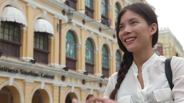 Женщина-туристка фотографирует в Макао — стоковое видео