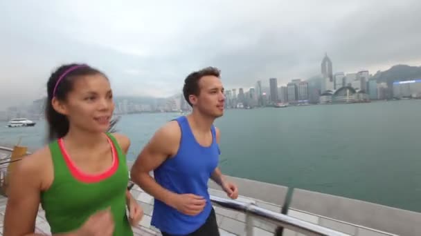 Τρέχει ζευγάρι τζόκινγκ στην πόλη του Χονγκ Κονγκ — Αρχείο Βίντεο