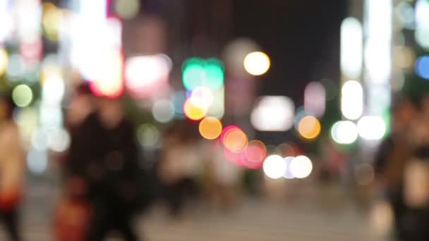 Люди, гуляющие в ночном фоне города — стоковое видео
