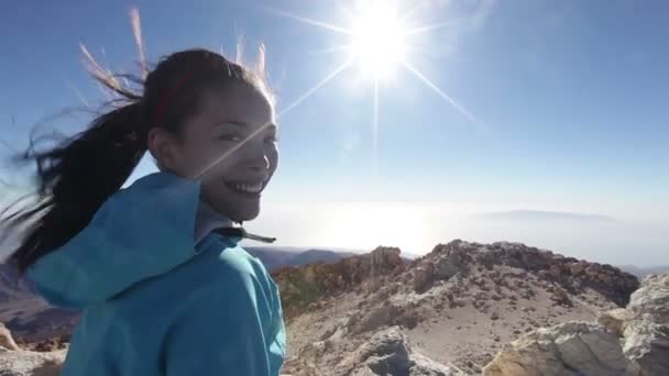 Caminhada mulher no vulcão Teide tirar foto — Vídeo de Stock