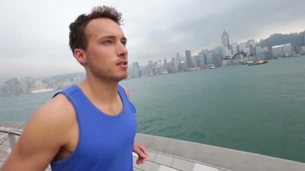 Kör man löpare jogging i hong kong city — Stockvideo