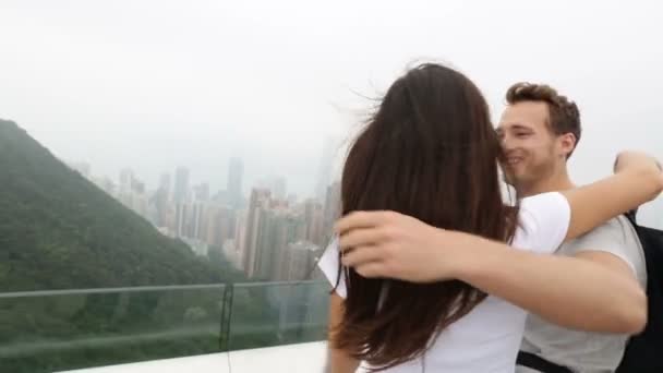 香港ビクトリア ピークの観光客のカップル — ストック動画