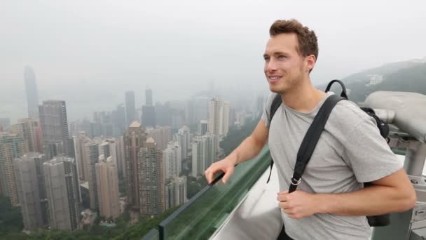 Hong kong victoria peak toeristische man genieten van uitzicht — Stockvideo