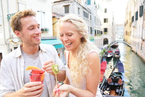 Pareja comiendo bocadillos de frutas en Venecia —  Fotos de Stock