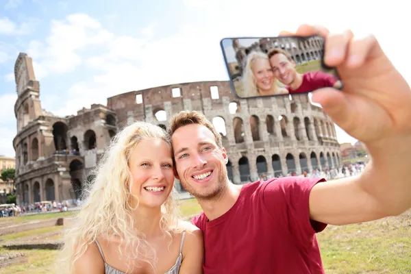 Tourist couple on travel in Rome by Coliseum — Stock Photo, Image