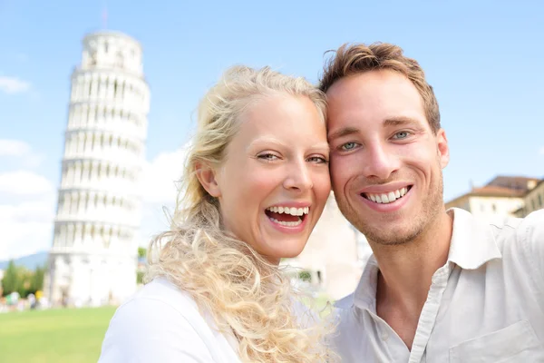 年轻夫妇快乐开心对比萨的旅行 — 图库照片
