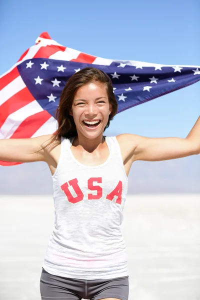 Sportovec žena s americkou vlajkou a usa tričko — Stock fotografie