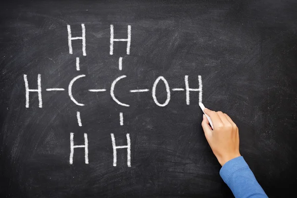 Alcohol etanol en pizarra en clase de química —  Fotos de Stock