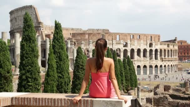 Римский турист смотрит на Колизей — стоковое видео