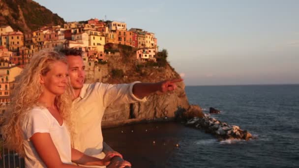 Para zakochanych przez zachód słońca na wakacje podróż — Wideo stockowe