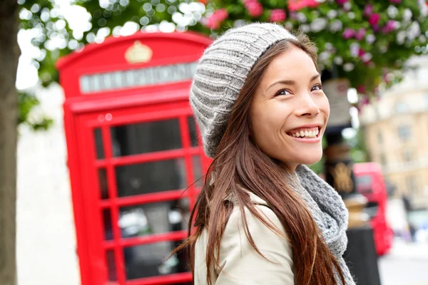 London människor - kvinna av röd telefonkiosk — Stockfoto