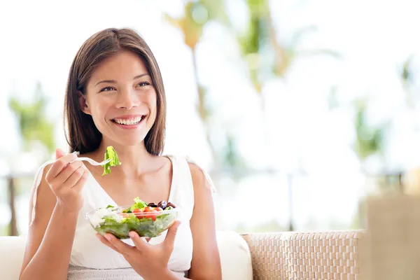 Mode de vie sain femme manger salade souriant heureux — Photo