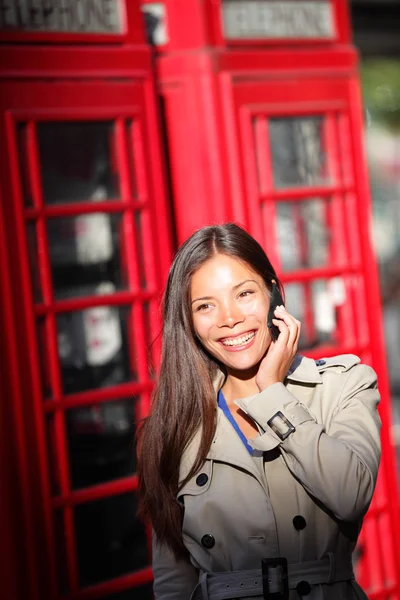Londres mulher no smartphone por cabine de telefone vermelho — Fotografia de Stock