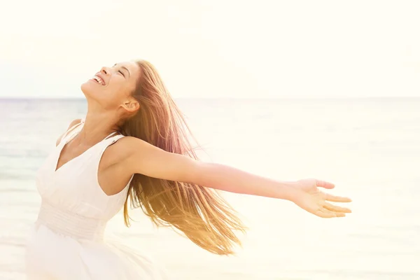 Libertad mujer en la felicidad libre felicidad en la playa —  Fotos de Stock