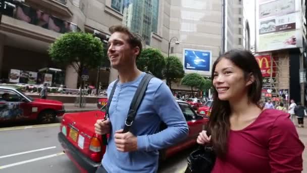 Hong Kong Times Square Causeway Bay casal andando — Vídeo de Stock