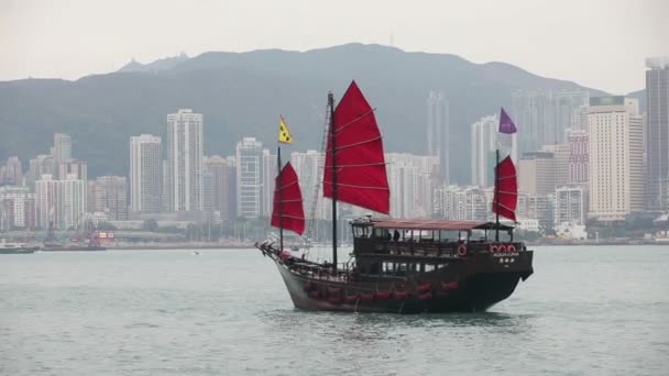 Barco basura en Victoria Harbour en Hong Kong — Vídeo de stock