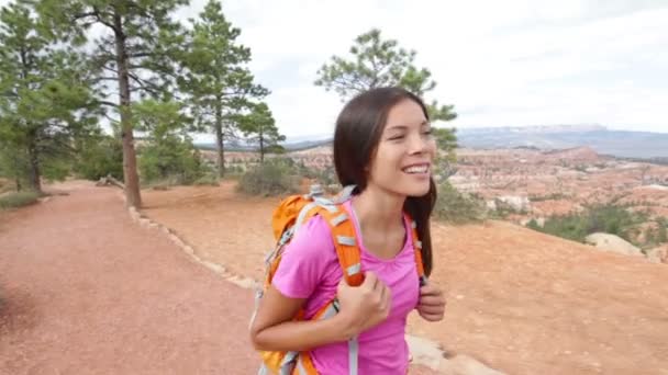 Caminhadas - mulher caminhante em Bryce Canyon — Vídeo de Stock