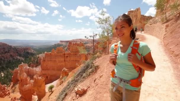 Γυναίκα πεζοπόρος στο bryce canyon, πεζοπορία — Αρχείο Βίντεο