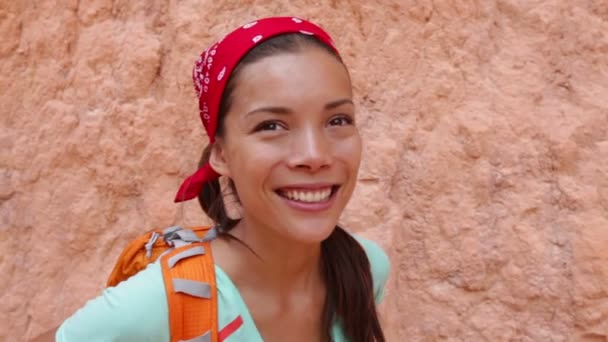 Hiking - Hiker woman portrait thumbs up — Stock Video