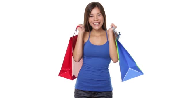 Mujer de compras sosteniendo bolsas de compras feliz — Vídeo de stock