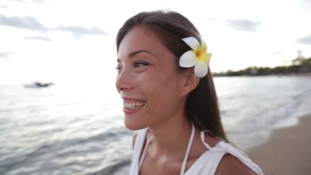 Frau glücklich am Strand große Insel, Hawaii — Stockvideo