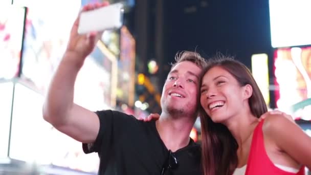 约会情侣在爱情、 时代广场、 纽约城 — 图库视频影像