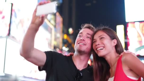 Namoro casal apaixonado, Times Square, Nova York — Vídeo de Stock