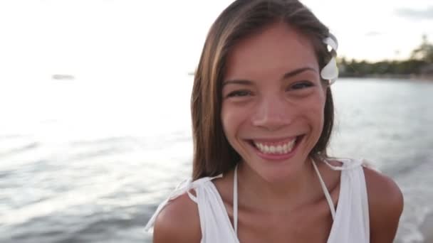 Beautiful beach woman looking on Hawaii — Stock Video