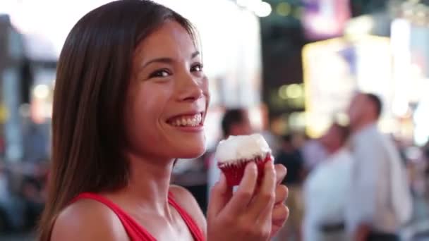 Kobieta jedzenie cupcake w new york times Square — Wideo stockowe