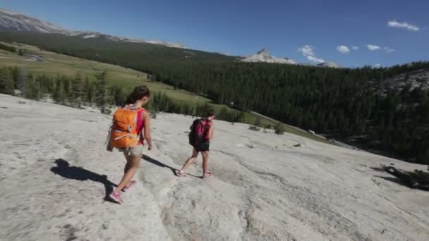 Wandelen mensen - wandelaars paar in yosemite, Verenigde Staten — Stockvideo