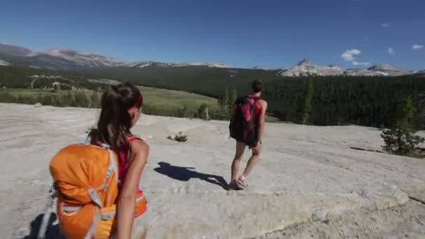 Hikers people hiking in Yosemite. — Stock Video