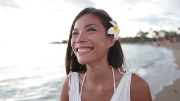 ハワイのビーチの上を歩いてリラックスできるビーチ女 — ストック動画