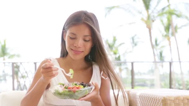 Estilo de vida saludable mujer comiendo ensalada sonriendo feliz — Vídeos de Stock