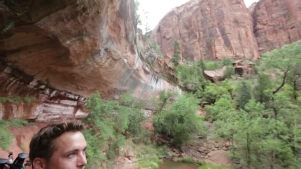 Pareja de senderismo con mochila en el Parque Nacional Zion — Vídeos de Stock
