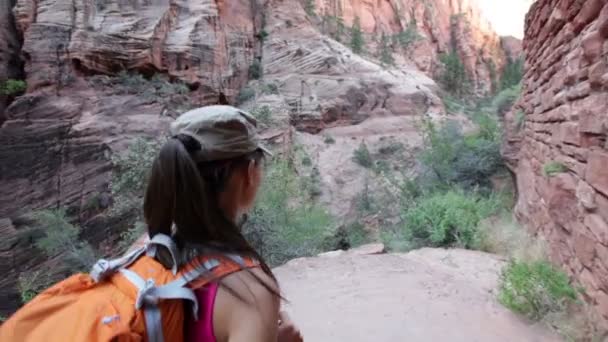 Caminhada mulher em caminhada no Parque Nacional de Zion — Vídeo de Stock