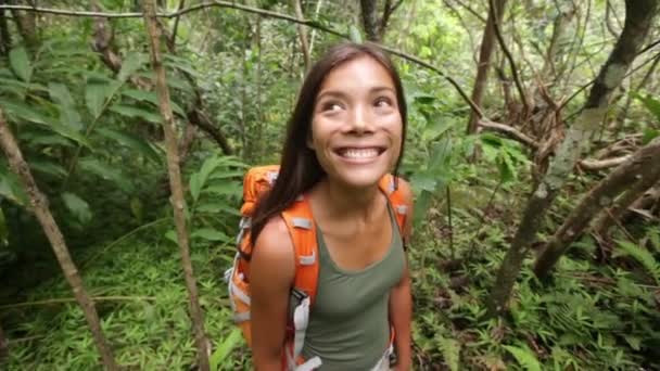 Kobieta turysta turystyka w lesie stoi patrząc — Wideo stockowe