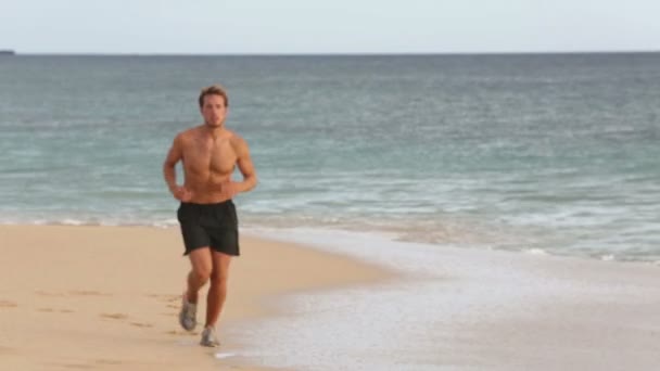 Koşan adam sahilde koşuyor. — Stok video