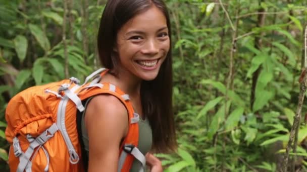 Trekking donna gesticolando vieni avanti seguimi mano — Video Stock