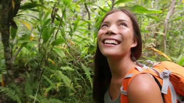 Escursionismo donna trekking nella foresta in piedi alla ricerca — Video Stock
