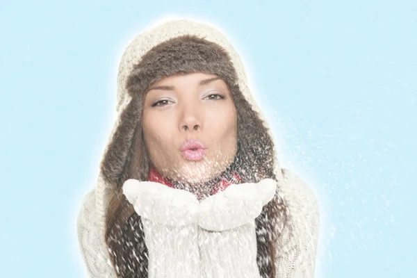 Mooie winter vrouw waait sneeuw kiss — Stockfoto