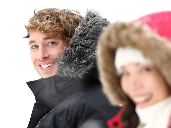 Couple extérieur souriant dans la neige d'hiver — Photo