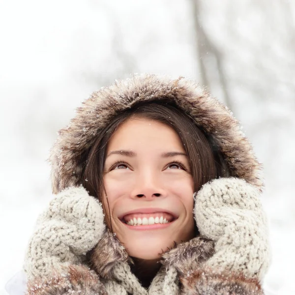 Femme d'hiver regardant vers le haut heureux et souriant — Photo