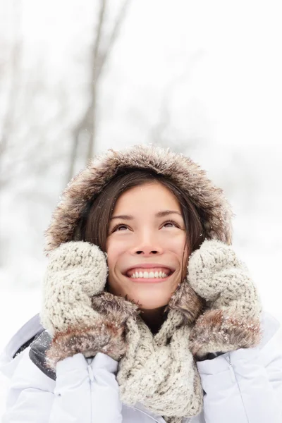 Зимова жінка в снігу — стокове фото