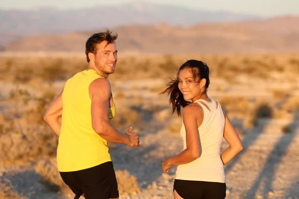 Ejercicio - pareja corriendo buscando feliz — Foto de Stock