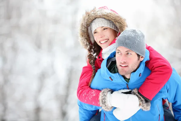 Glückliches Winterreisepaar — Stockfoto